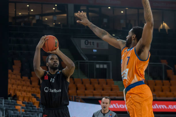 她不但让更 她不但让更